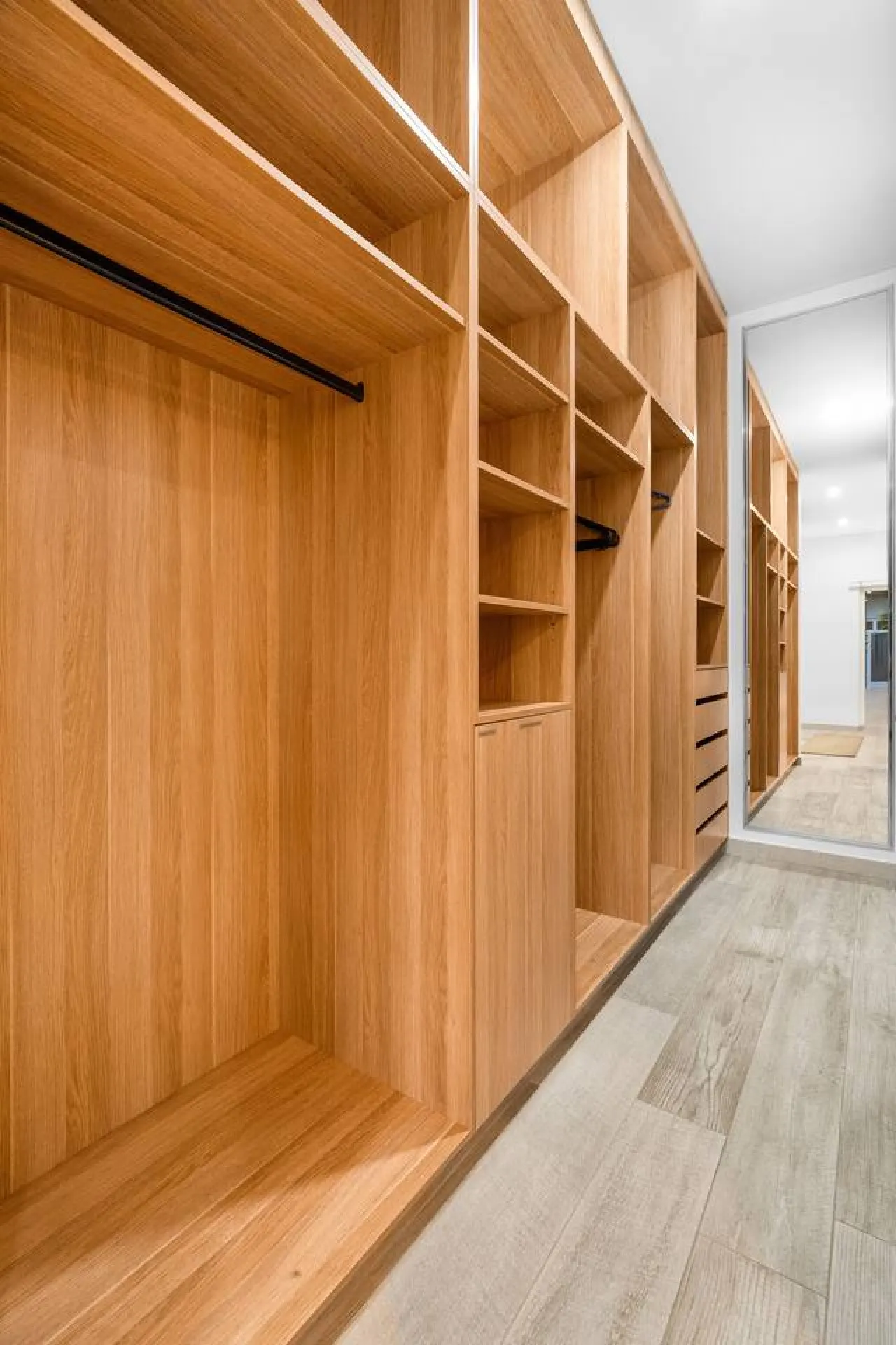 Zenhouse Solstice: Designer 4-BR Executive Retreat 15
