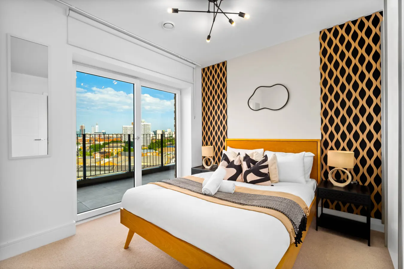 Modern Apartment * Balcony * Canal Views * Netflix