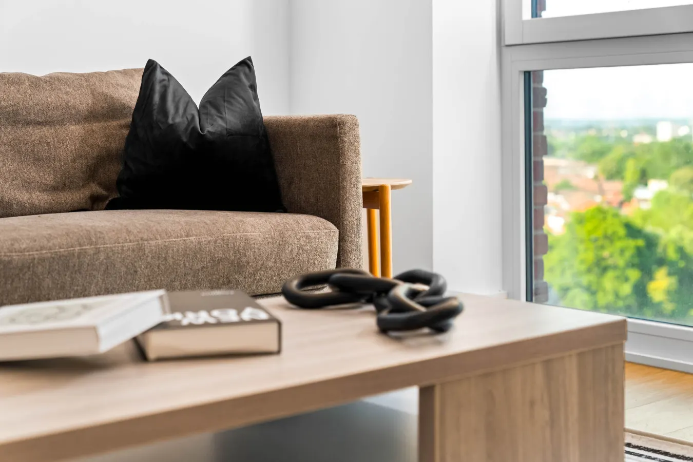 Modern Apartment * Balcony * Canal Views * Netflix 14