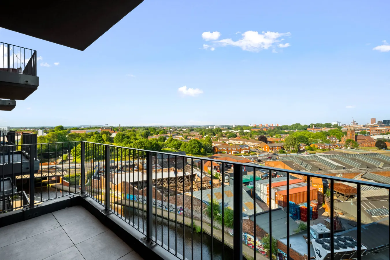 Modern Apartment * Balcony * Canal Views * Netflix 18