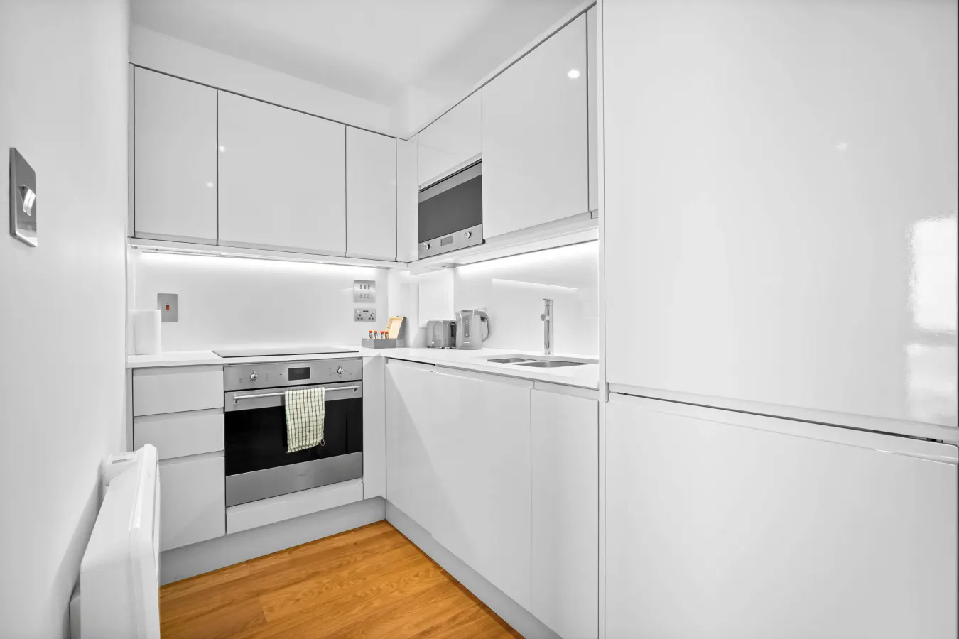Modern Apartment * Balcony * Canal Views * Netflix 3