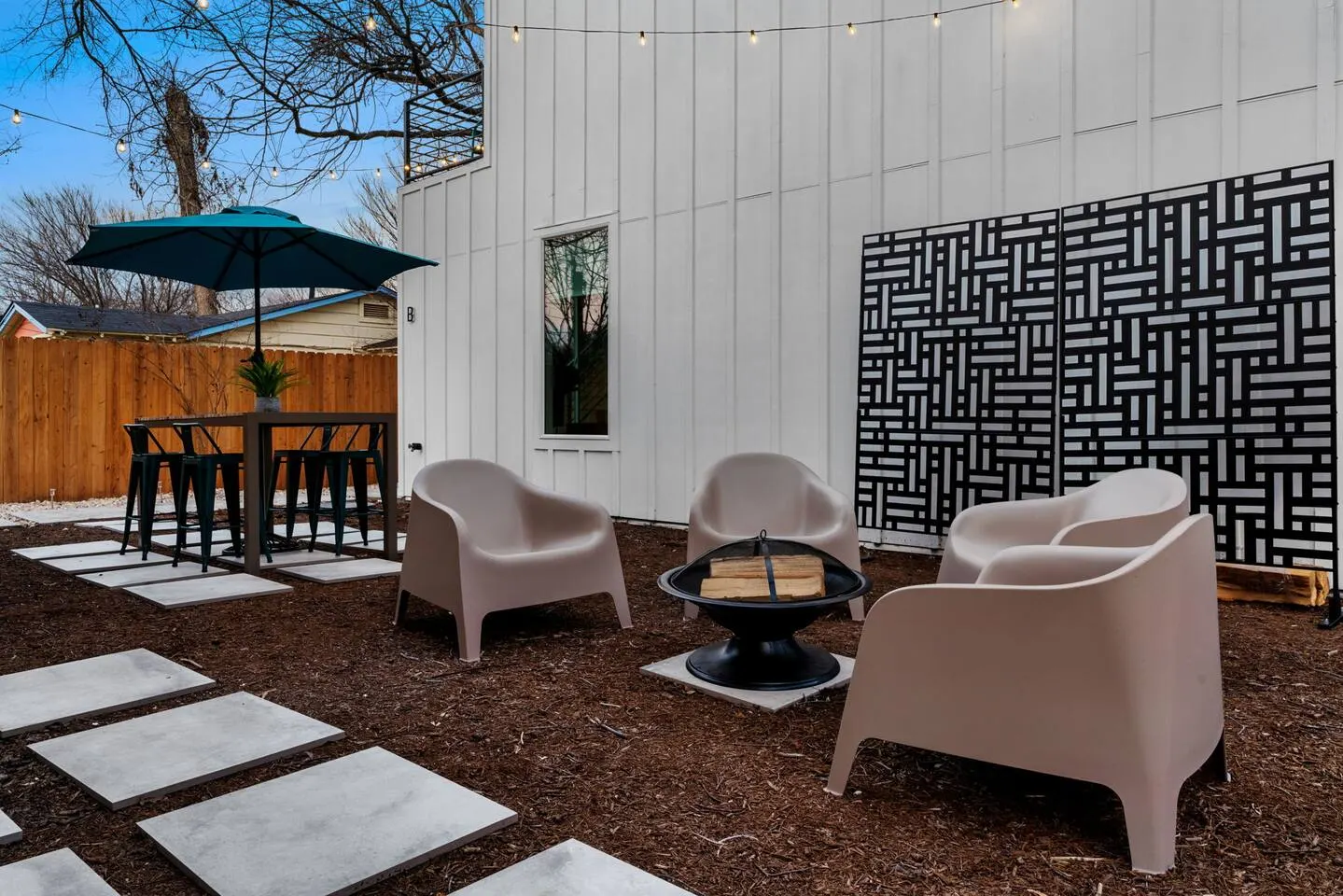 Private Patio Fast WiFi + TV Fire Pit 17