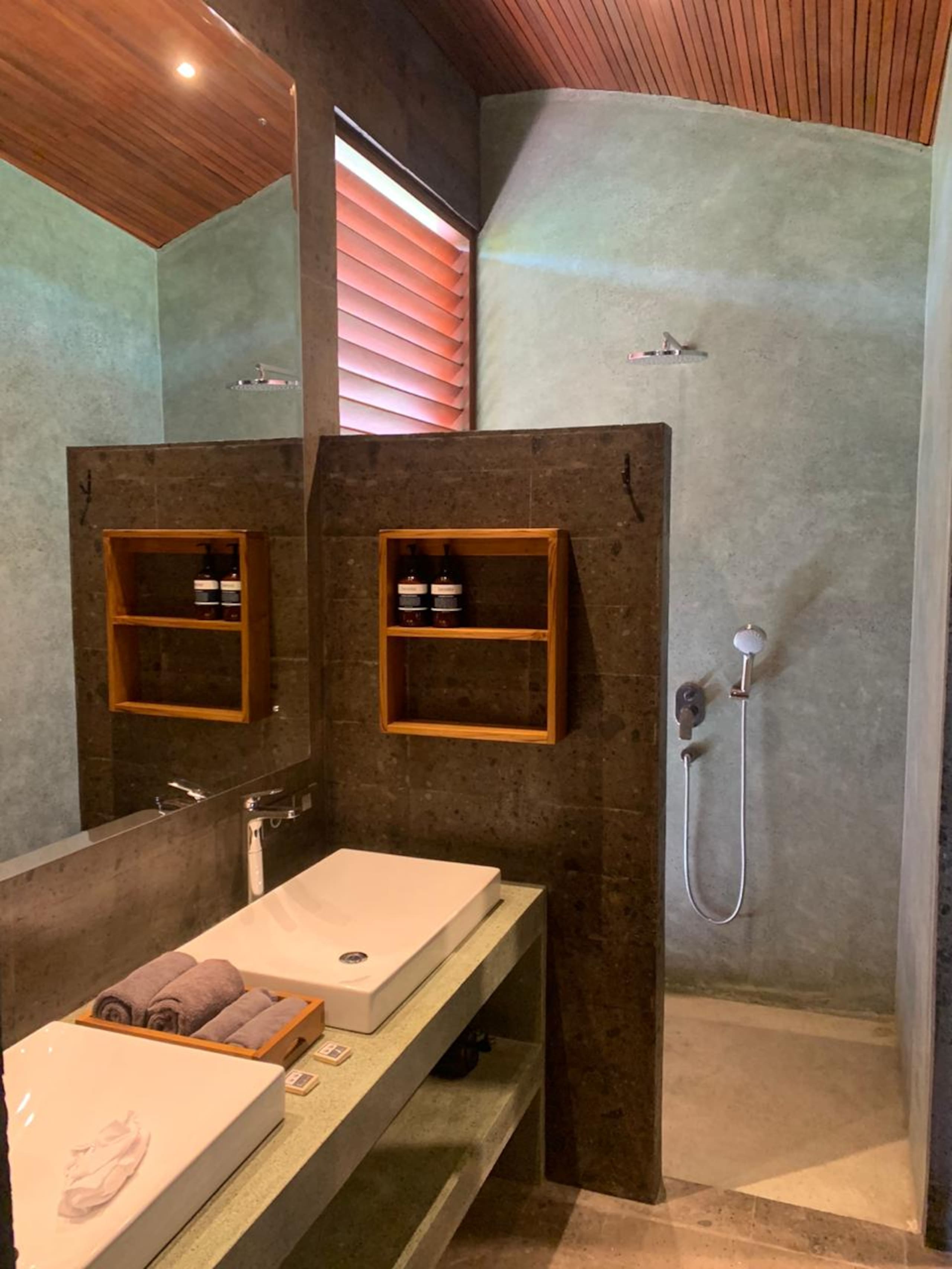 ALPHA HOUSE– Design villa w full concierge service 30