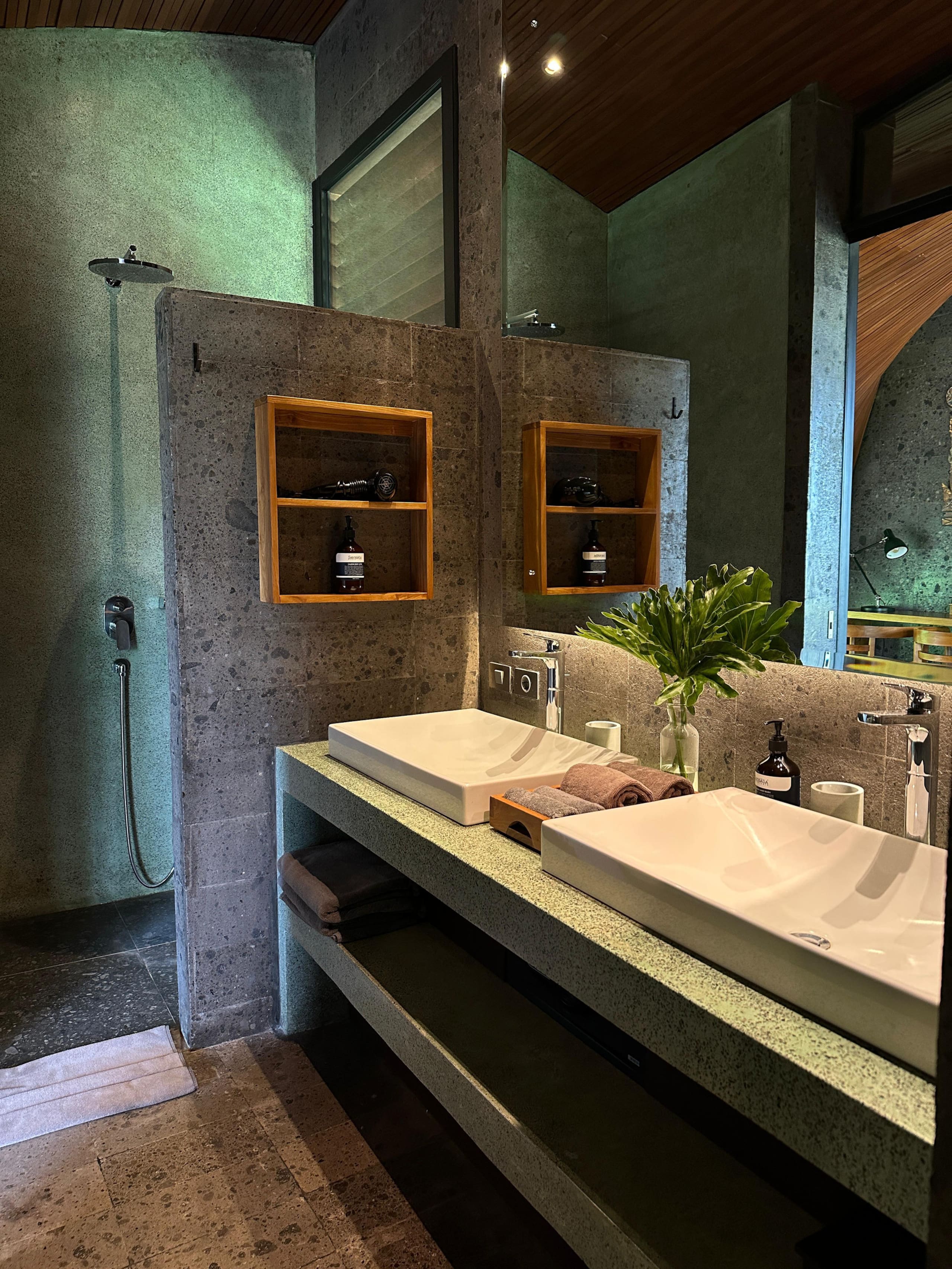 ALPHA HOUSE– Design villa w full concierge service 32