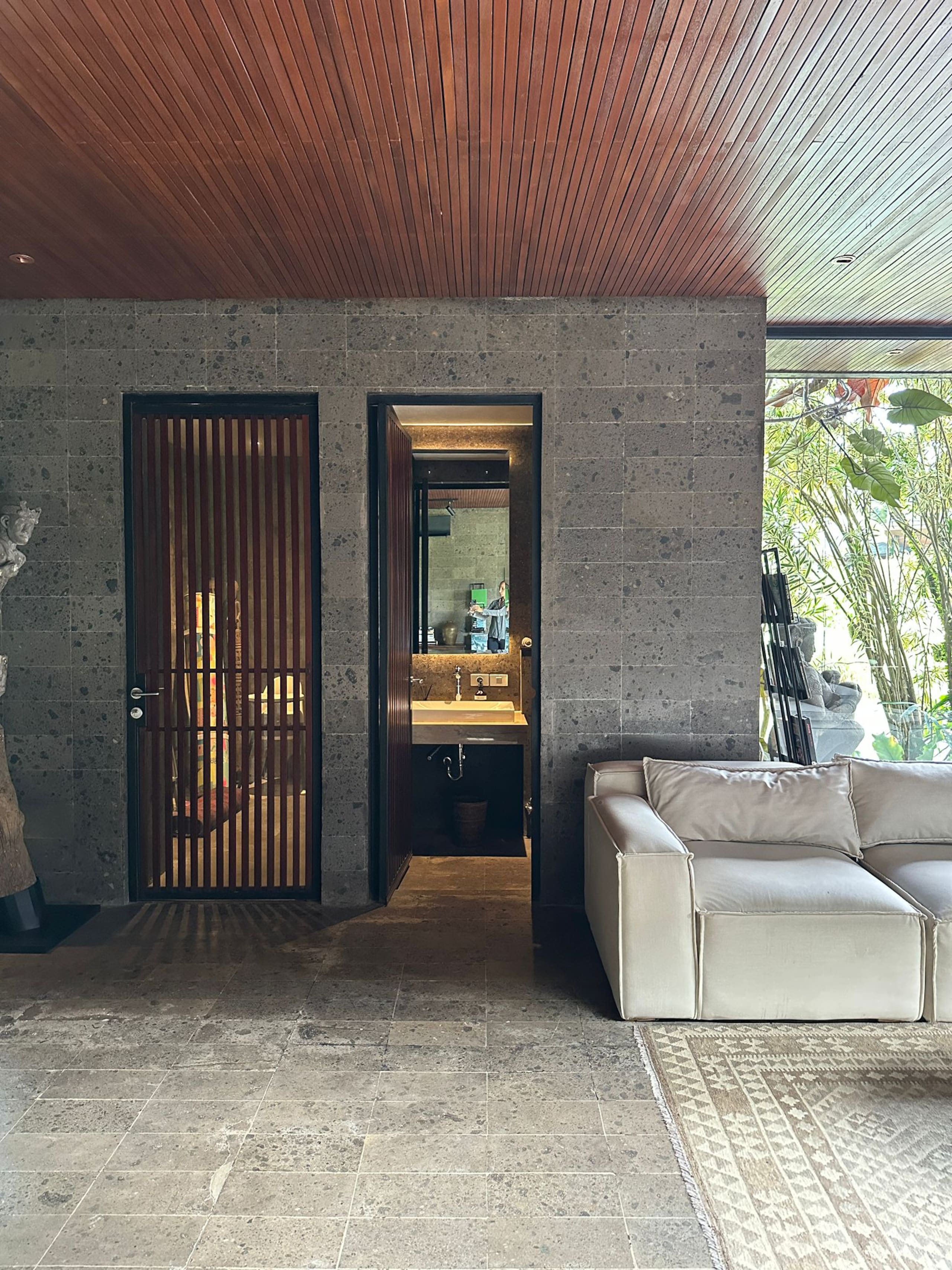 ALPHA HOUSE– Design villa w full concierge service 34