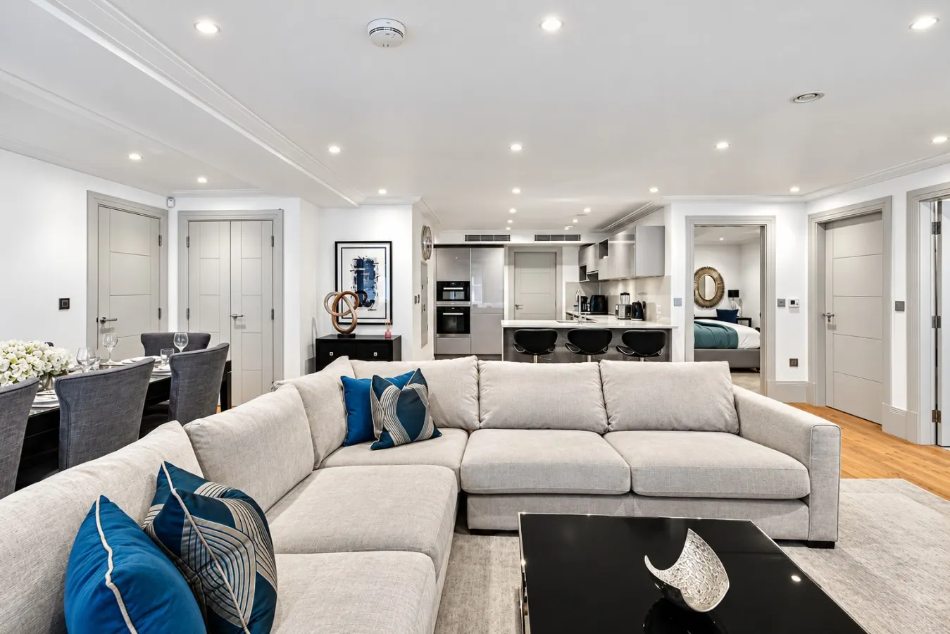 Mayfair 2 Bed with AC, Concierge & Elevator 8