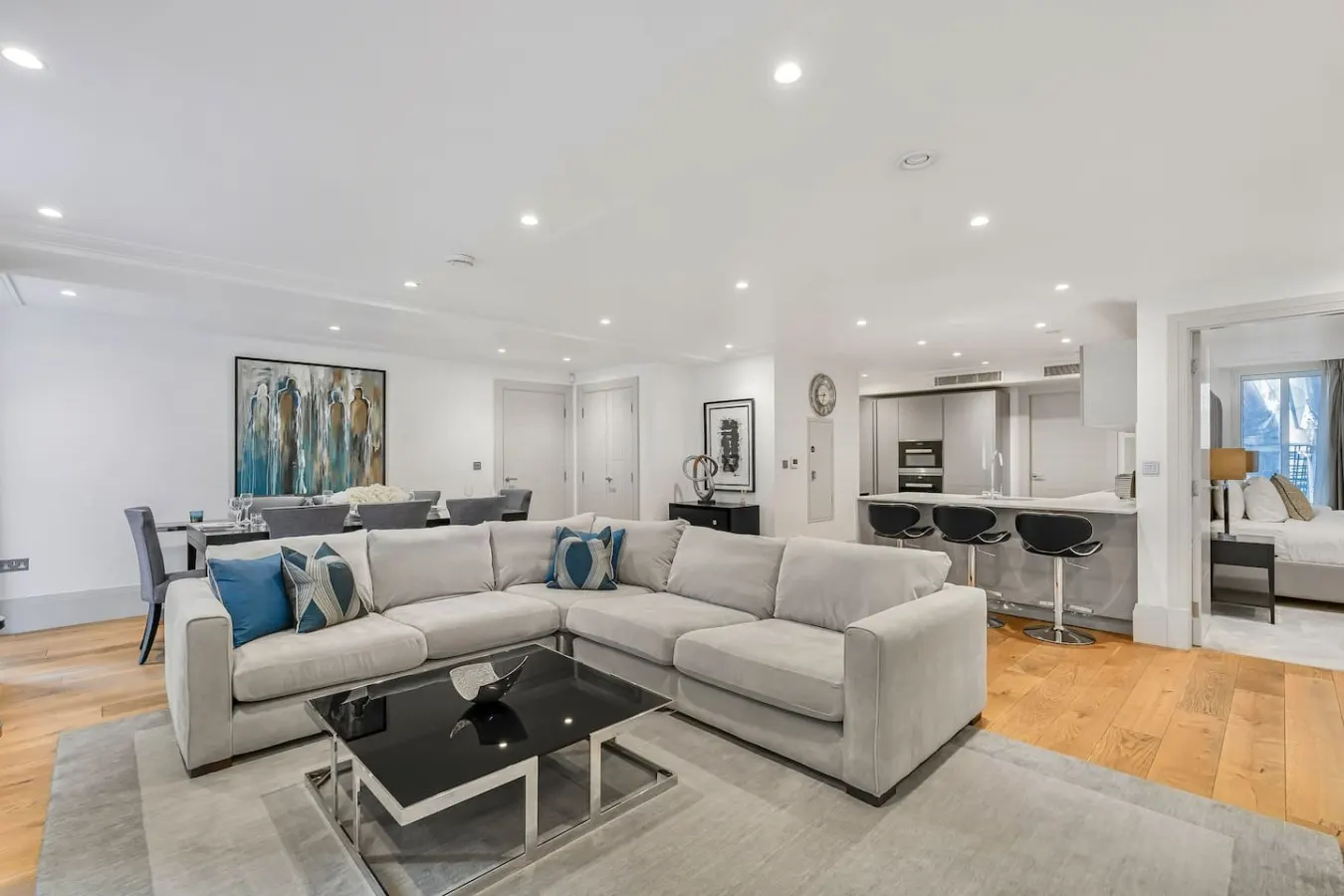 Mayfair 2 Bed with AC, Concierge & Elevator 10