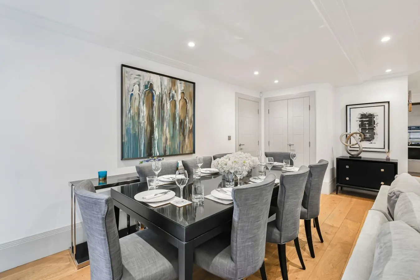 Mayfair 2 Bed with AC, Concierge & Elevator 12