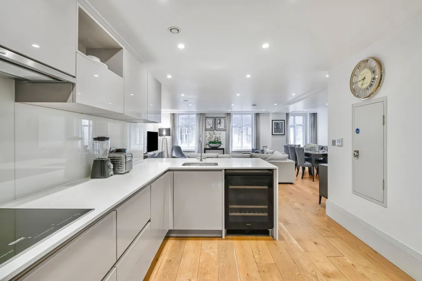 Mayfair 2 Bed with AC, Concierge & Elevator 14