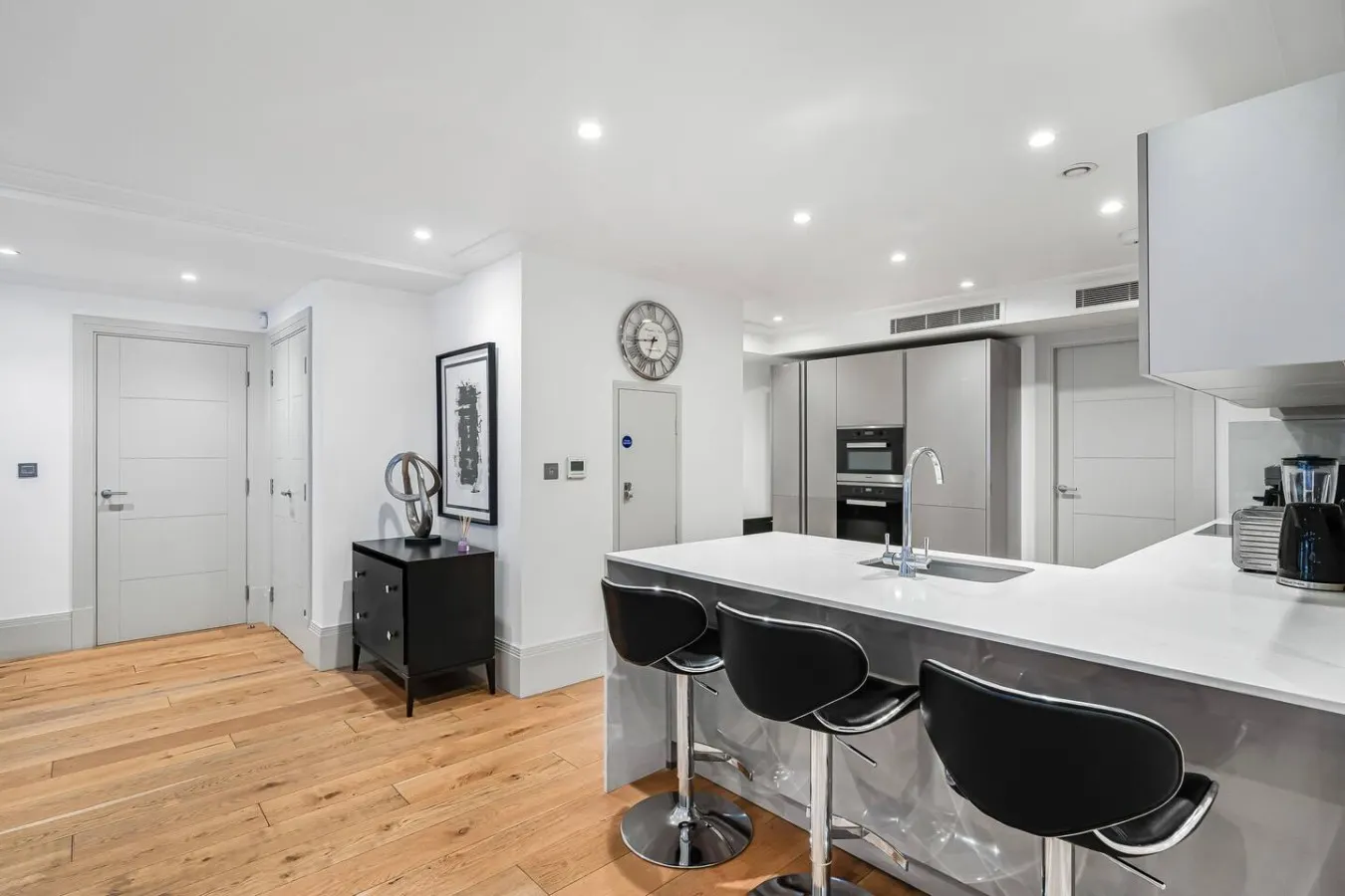 Mayfair 2 Bed with AC, Concierge & Elevator 15