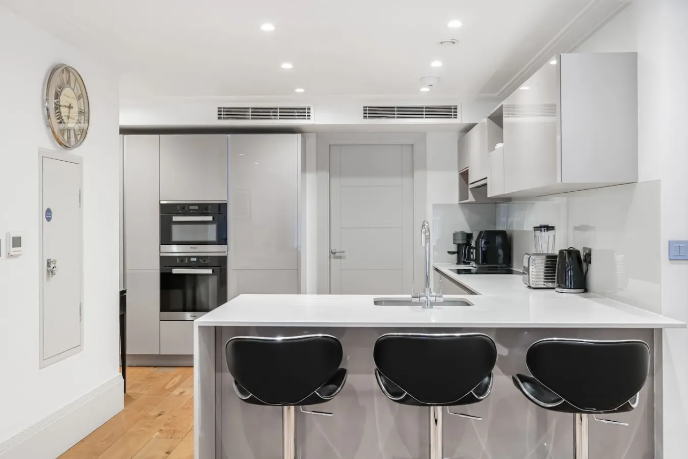 Mayfair 2 Bed with AC, Concierge & Elevator 16