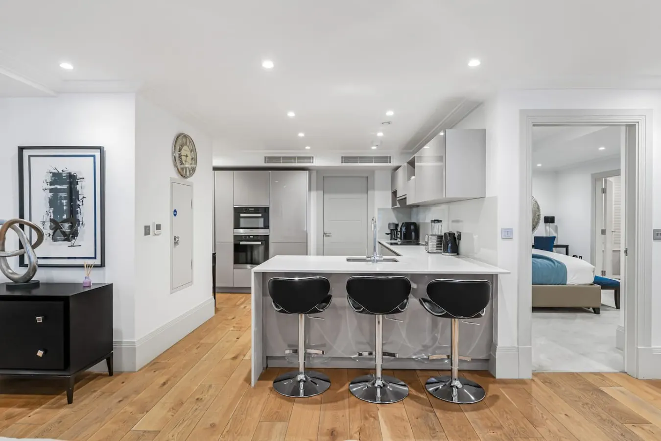 Mayfair 2 Bed with AC, Concierge & Elevator 17
