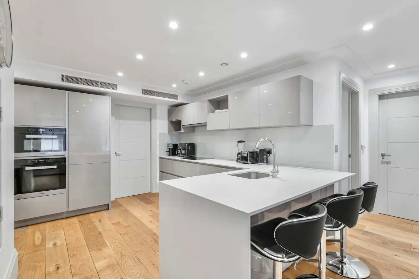 Mayfair 2 Bed with AC, Concierge & Elevator 18