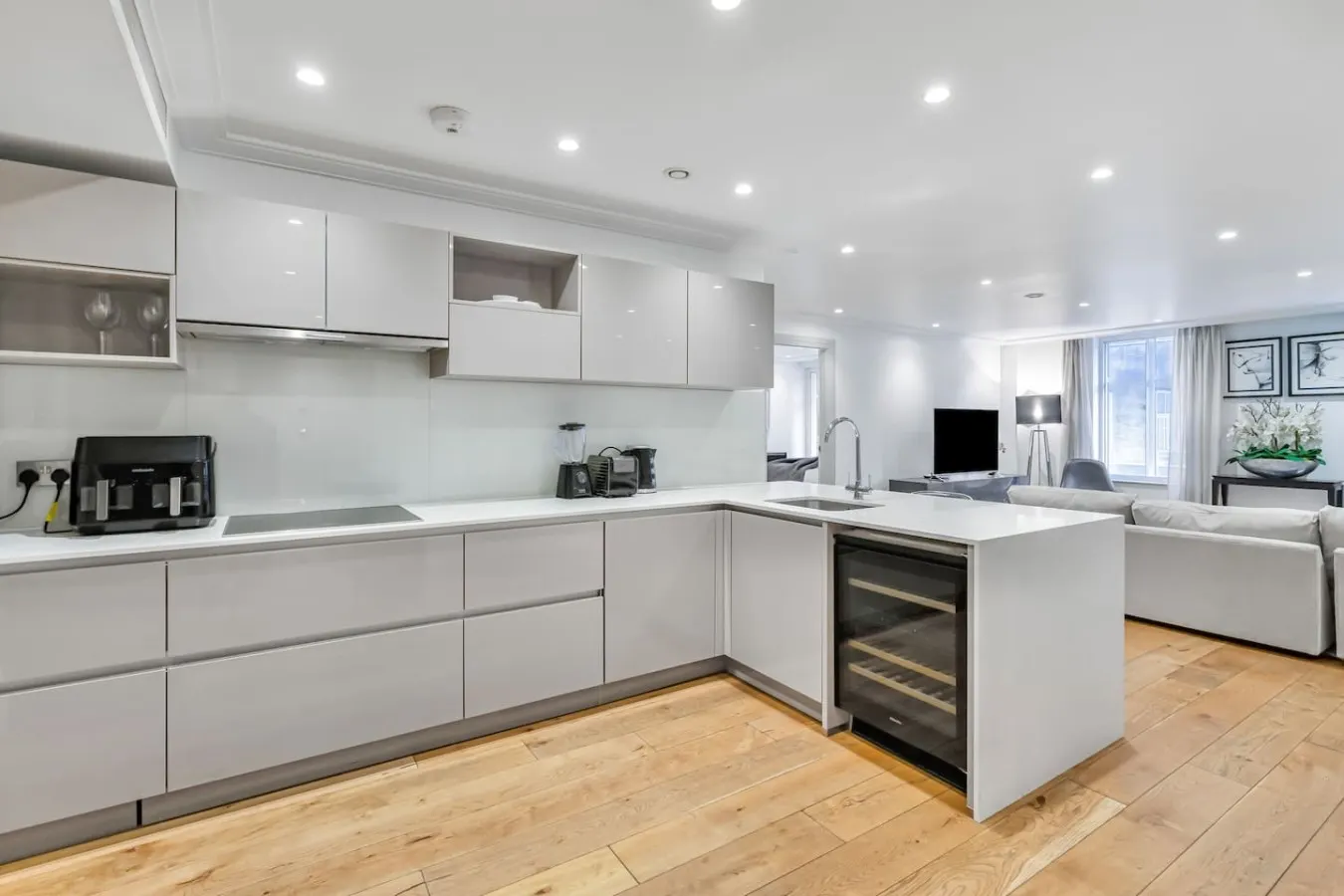 Mayfair 2 Bed with AC, Concierge & Elevator 19