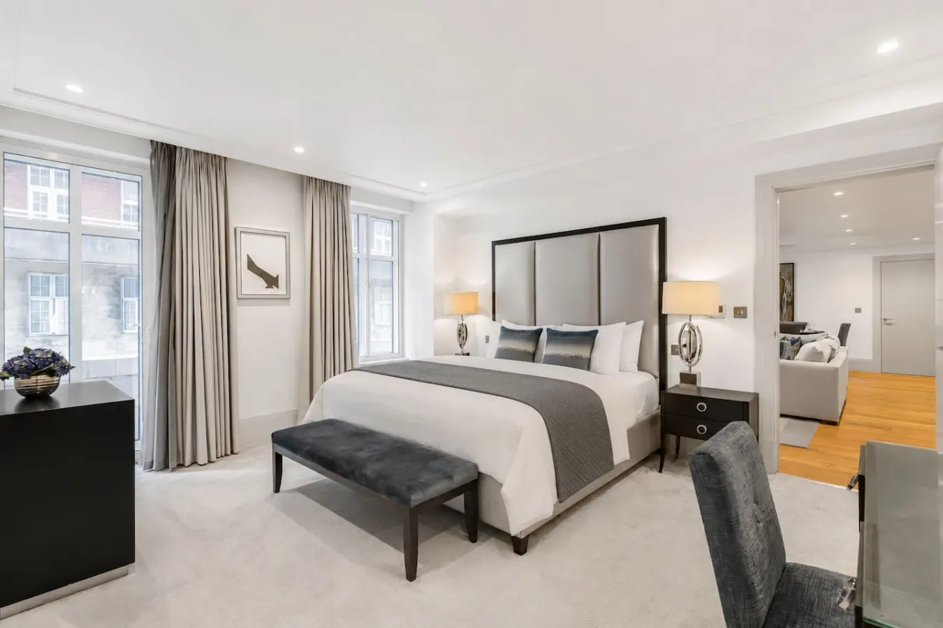 Mayfair 2 Bed with AC, Concierge & Elevator — photo 2