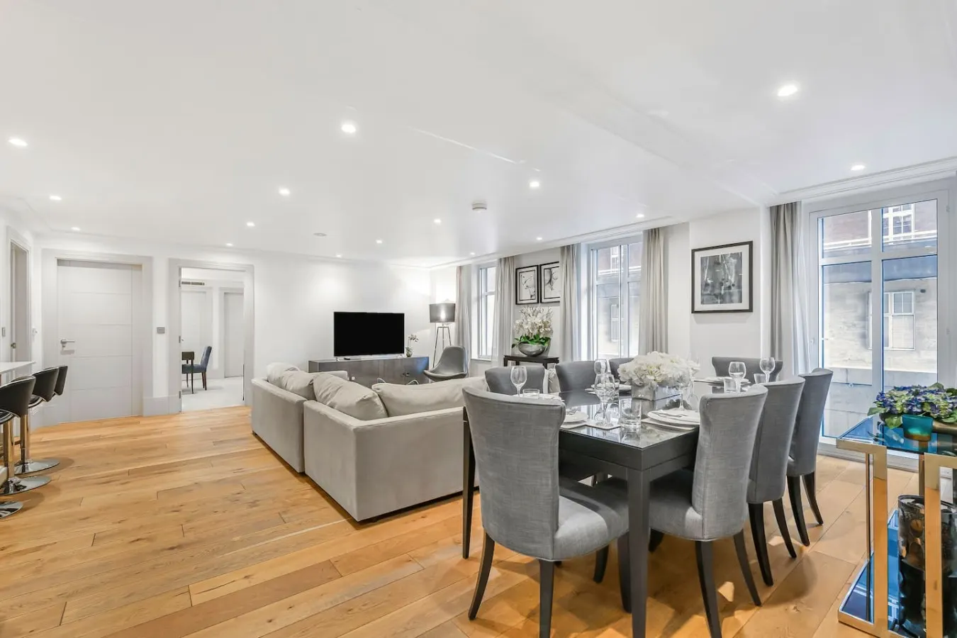Mayfair 2 Bed with AC, Concierge & Elevator — photo 3
