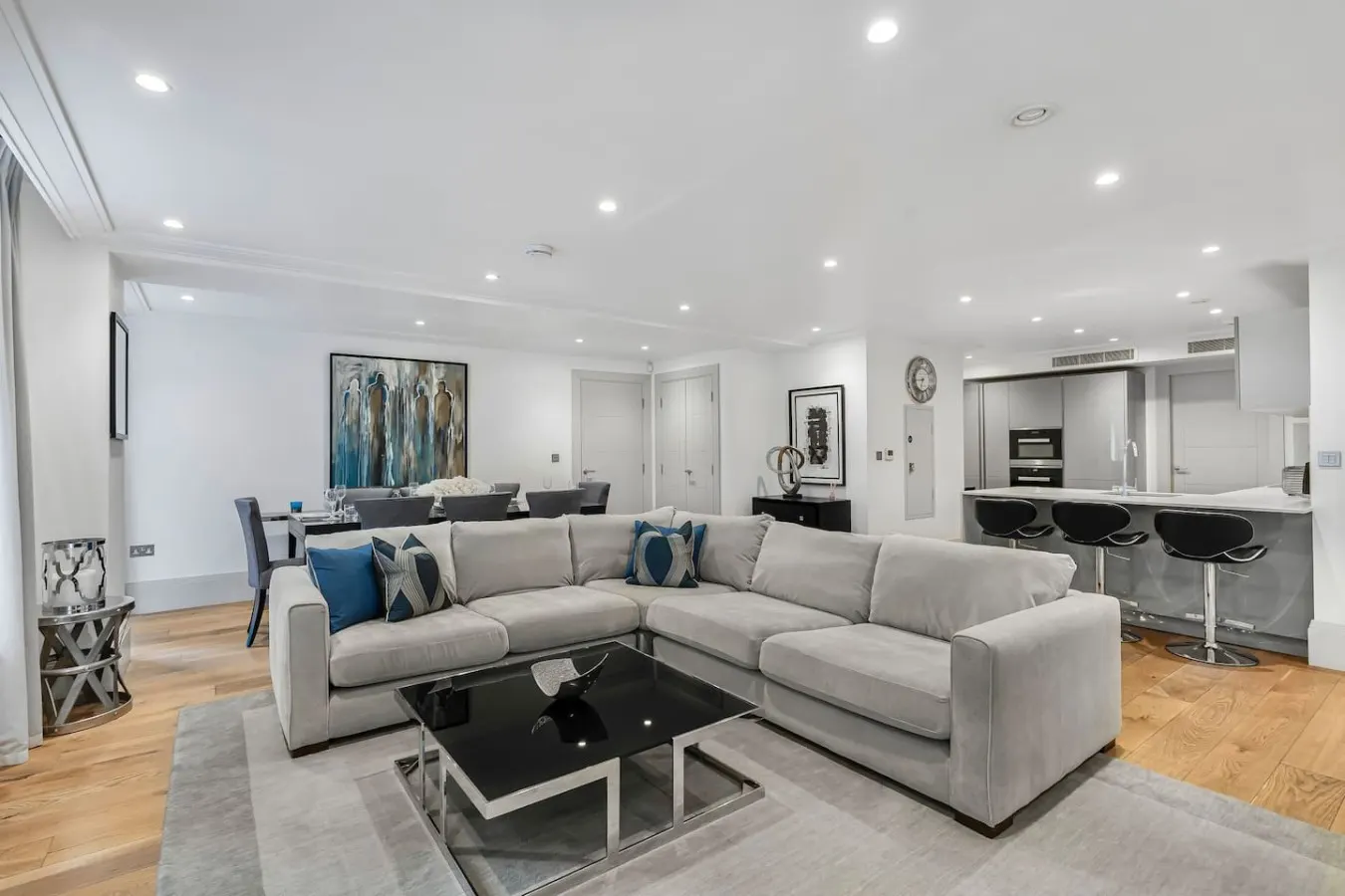 Mayfair 2 Bed with AC, Concierge & Elevator — photo 4