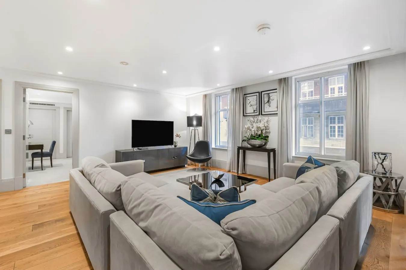 Mayfair 2 Bed with AC, Concierge & Elevator — photo 5