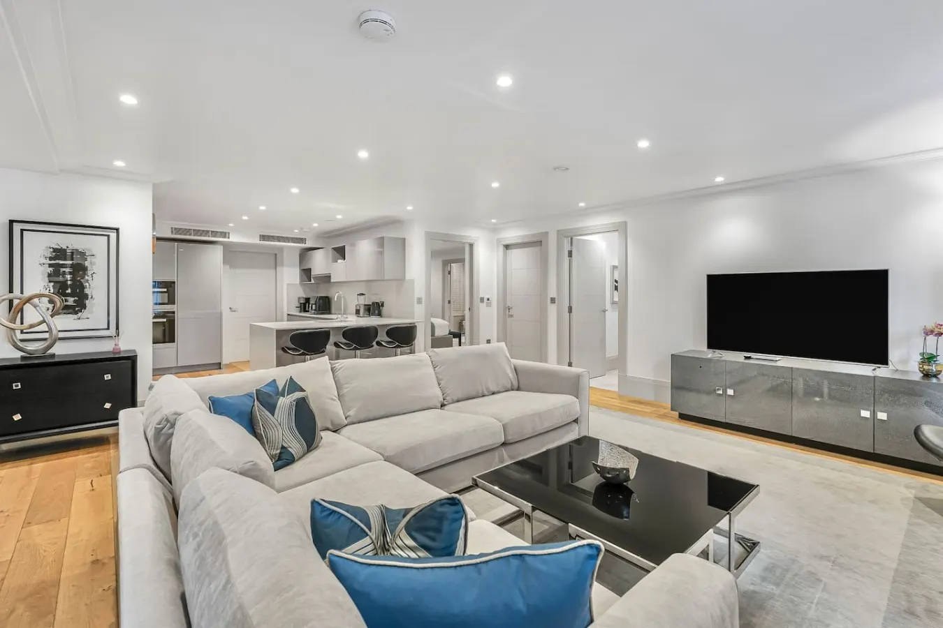 Mayfair 2 Bed with AC, Concierge & Elevator 6