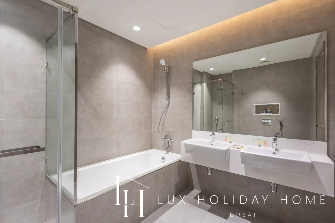 LUX The Burj Khalifa Lagoon View Suite 4 14