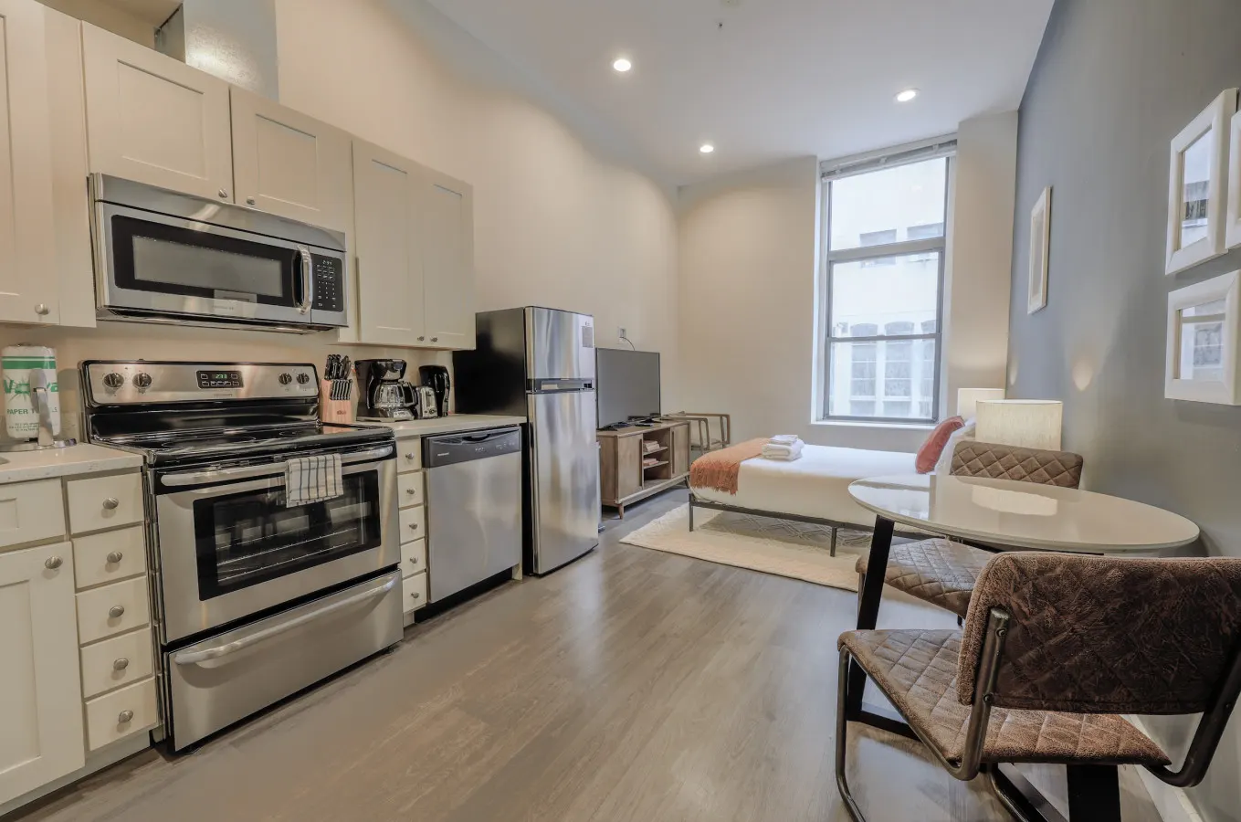 Airy, Pet-friendly, FiDi studio 1