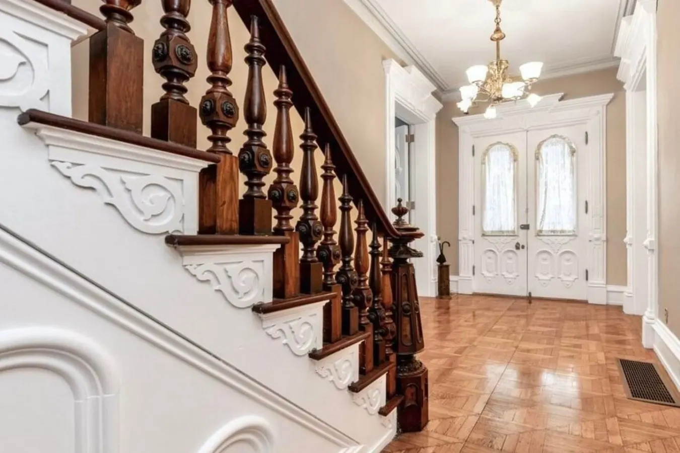 Stunning Victorian Mansion Downtown Lancaster 5