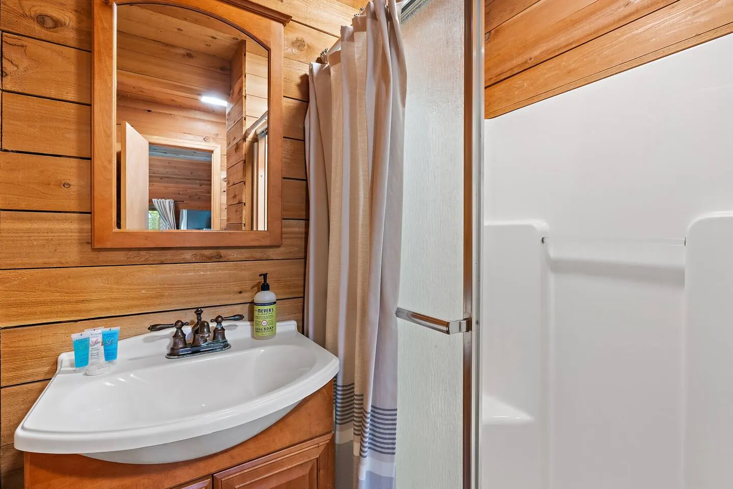 Franklin Cabin Sleeps 6 Arcade Woods + Trail 19