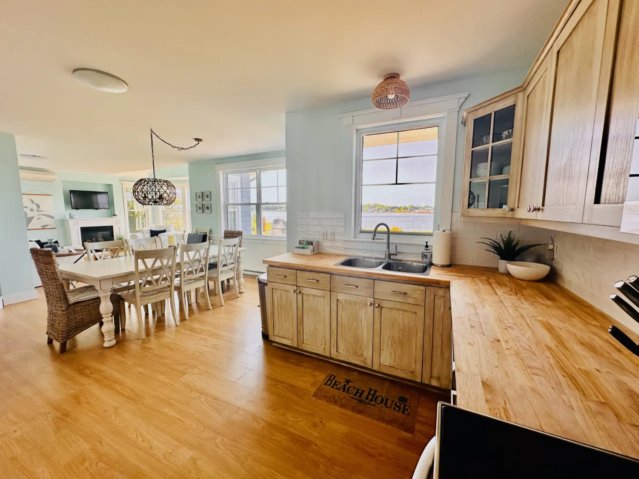 Coastlines Retreat · Ocean Views · Sleeps 9 — photo 2