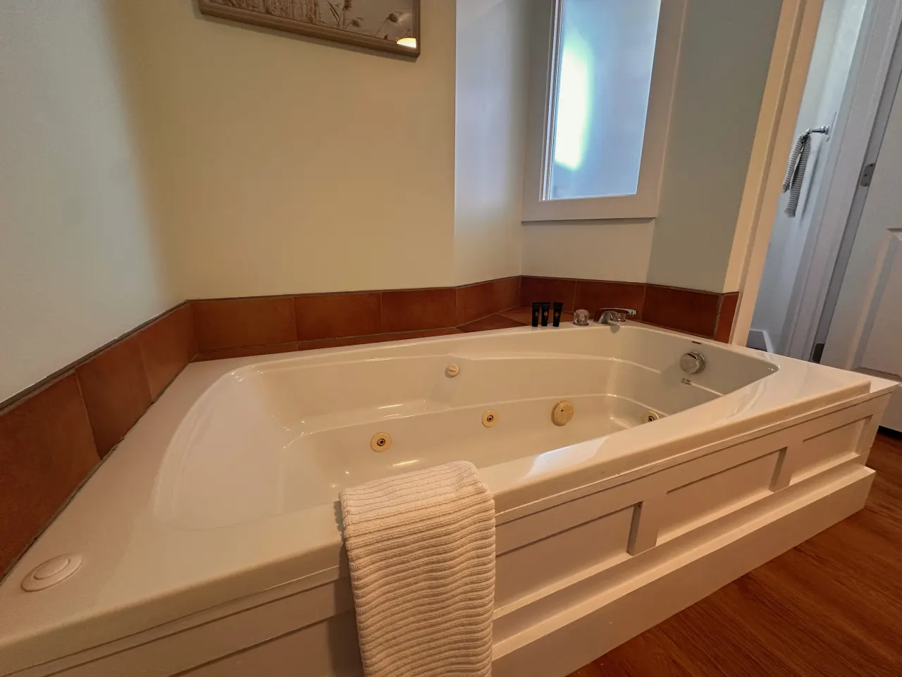 Coastlines Retreat · Ocean Views · Sleeps 9 — photo 4