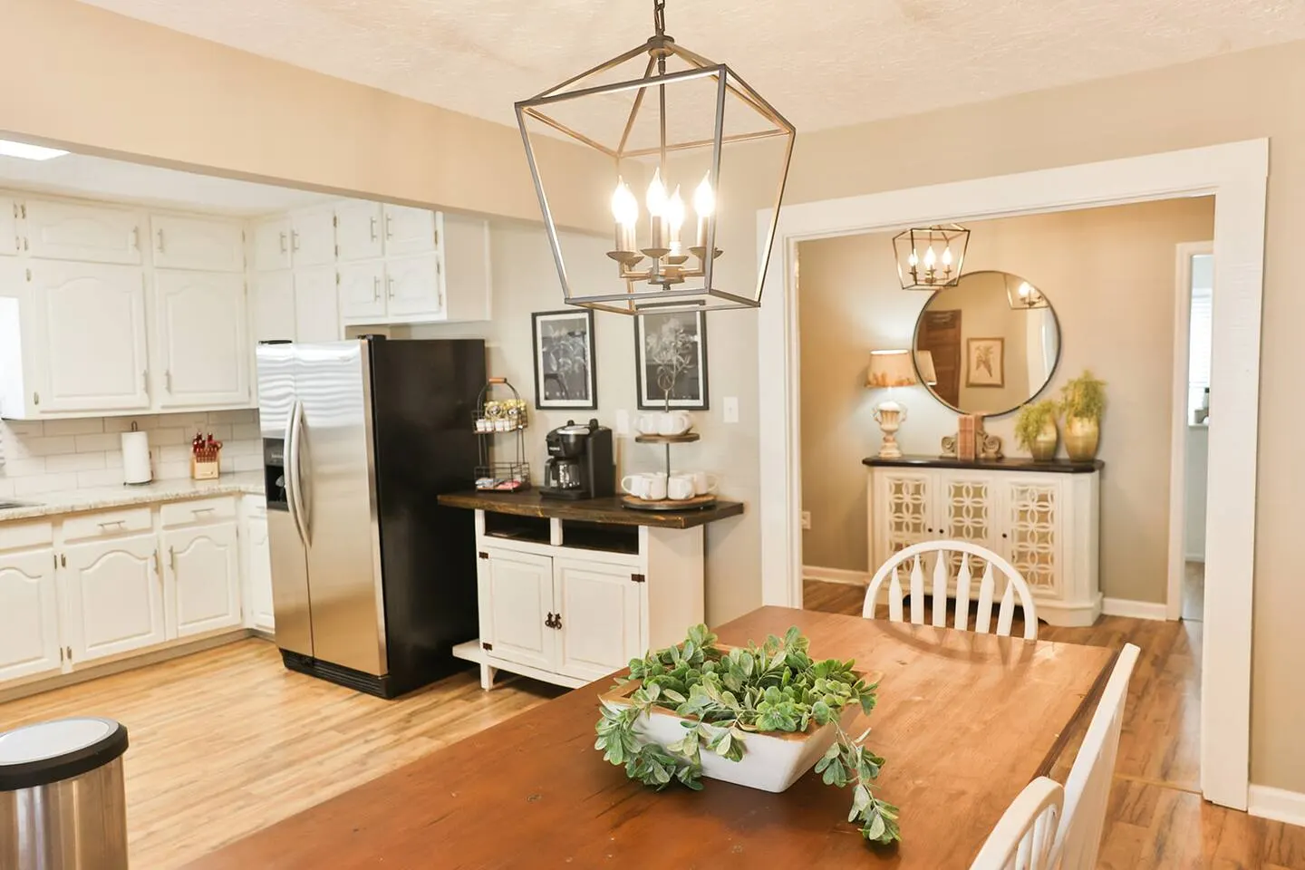 Historic Downtown Oxford rancher with King Bed