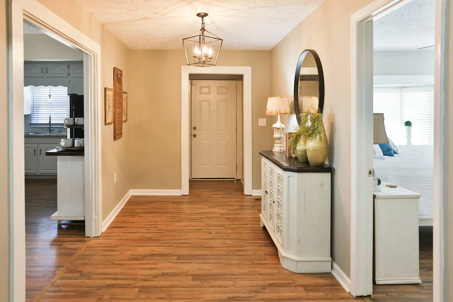 Historic Downtown Oxford rancher with King Bed 10