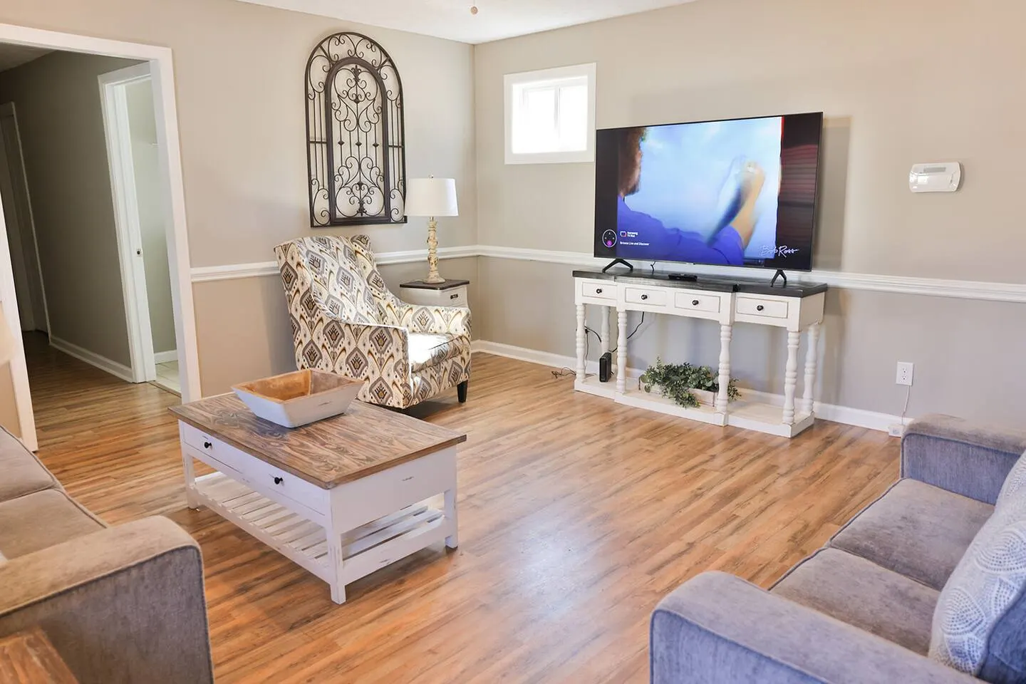 Historic Downtown Oxford rancher with King Bed 11