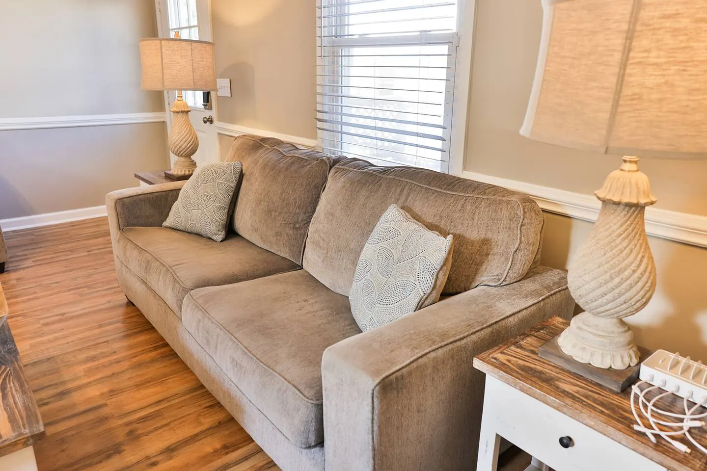 Historic Downtown Oxford rancher with King Bed 12