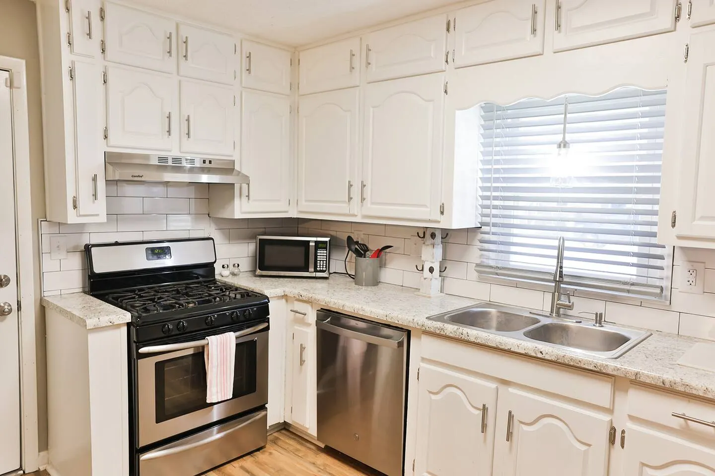 Historic Downtown Oxford rancher with King Bed 14