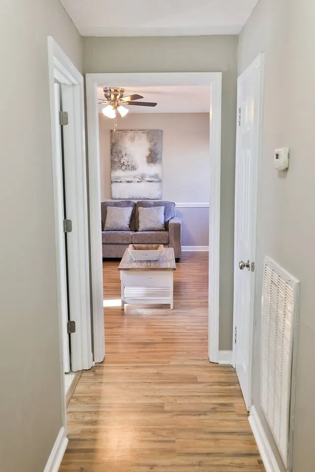 Historic Downtown Oxford rancher with King Bed 17