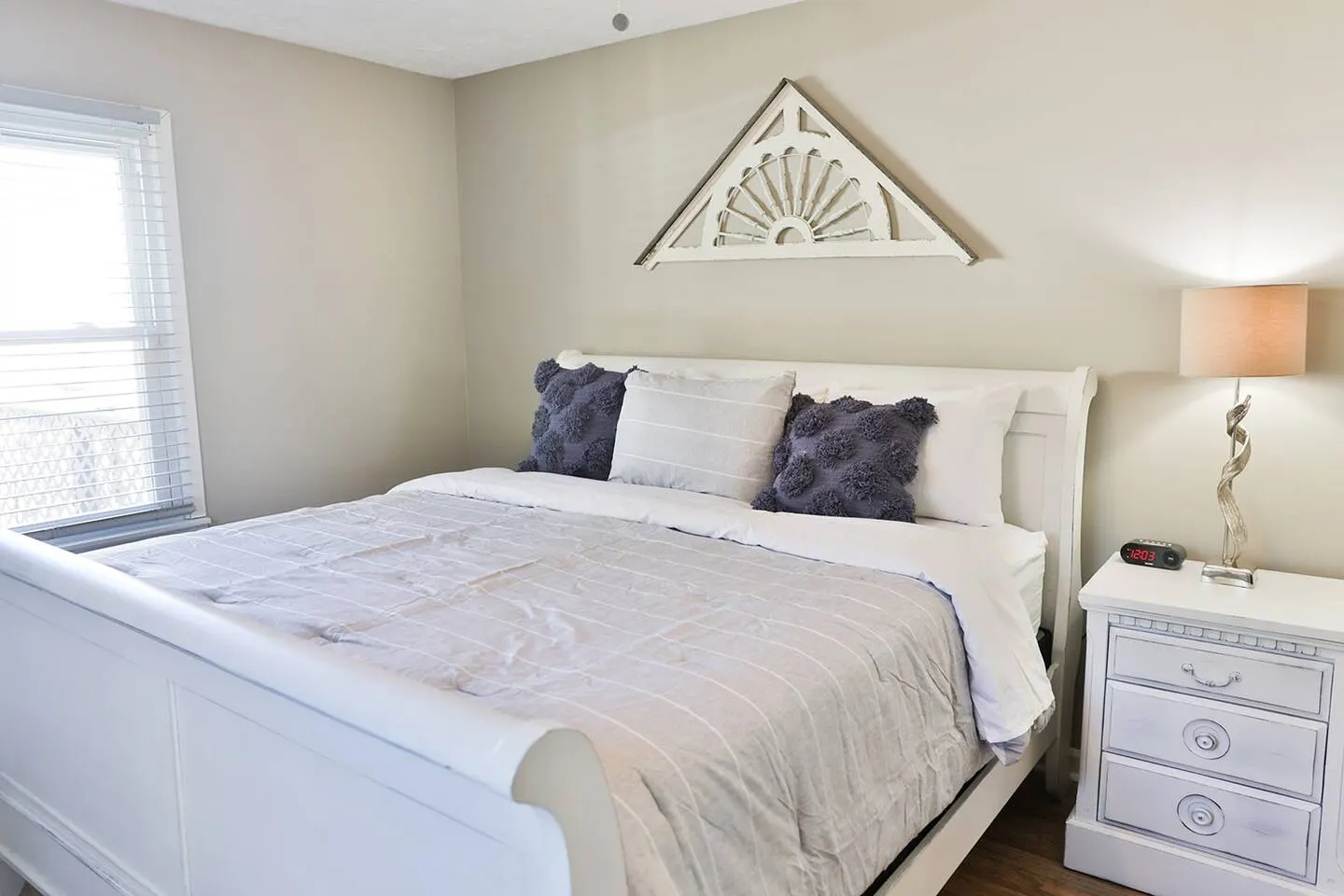 Historic Downtown Oxford rancher with King Bed 18