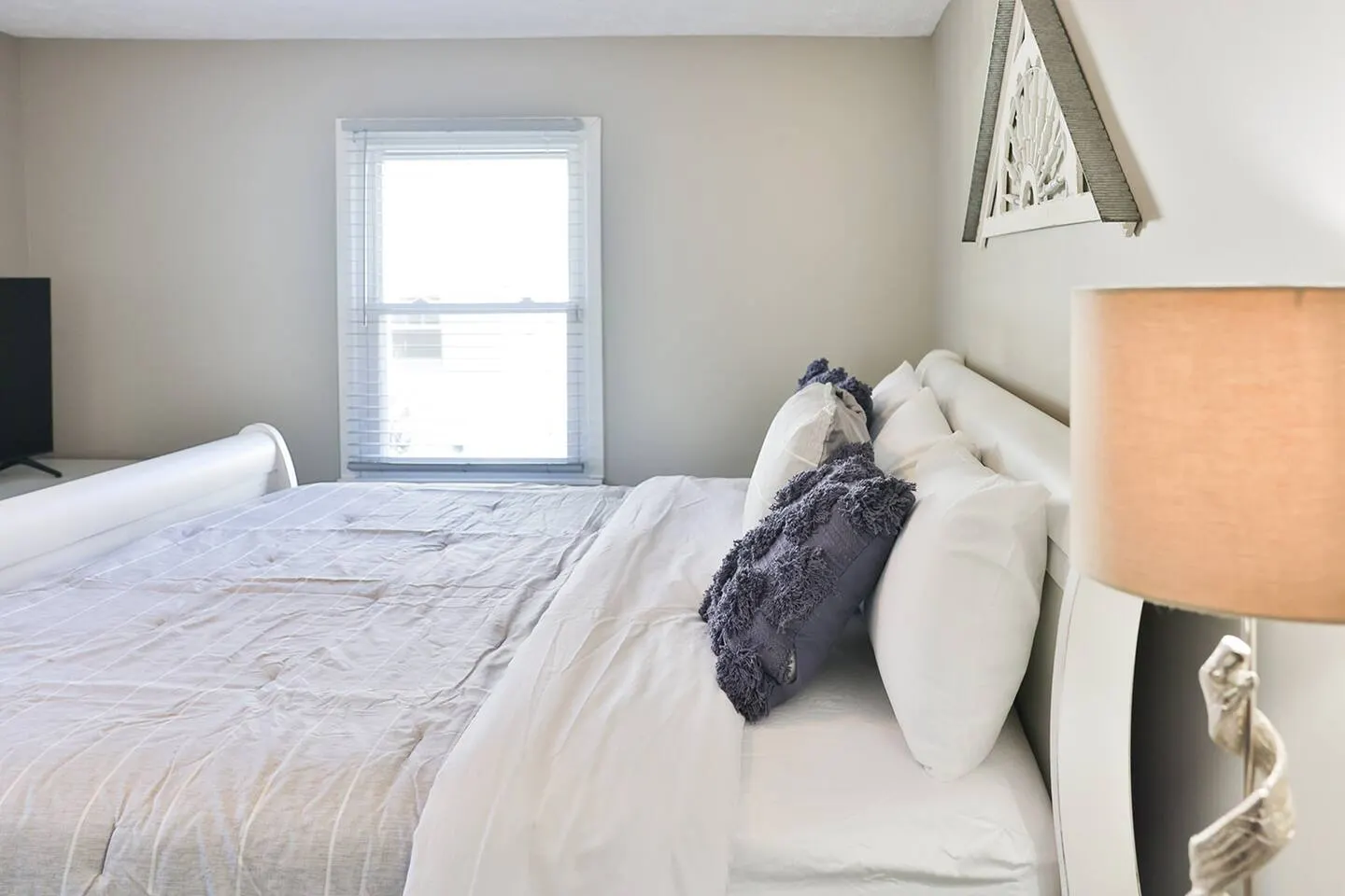 Historic Downtown Oxford rancher with King Bed 19