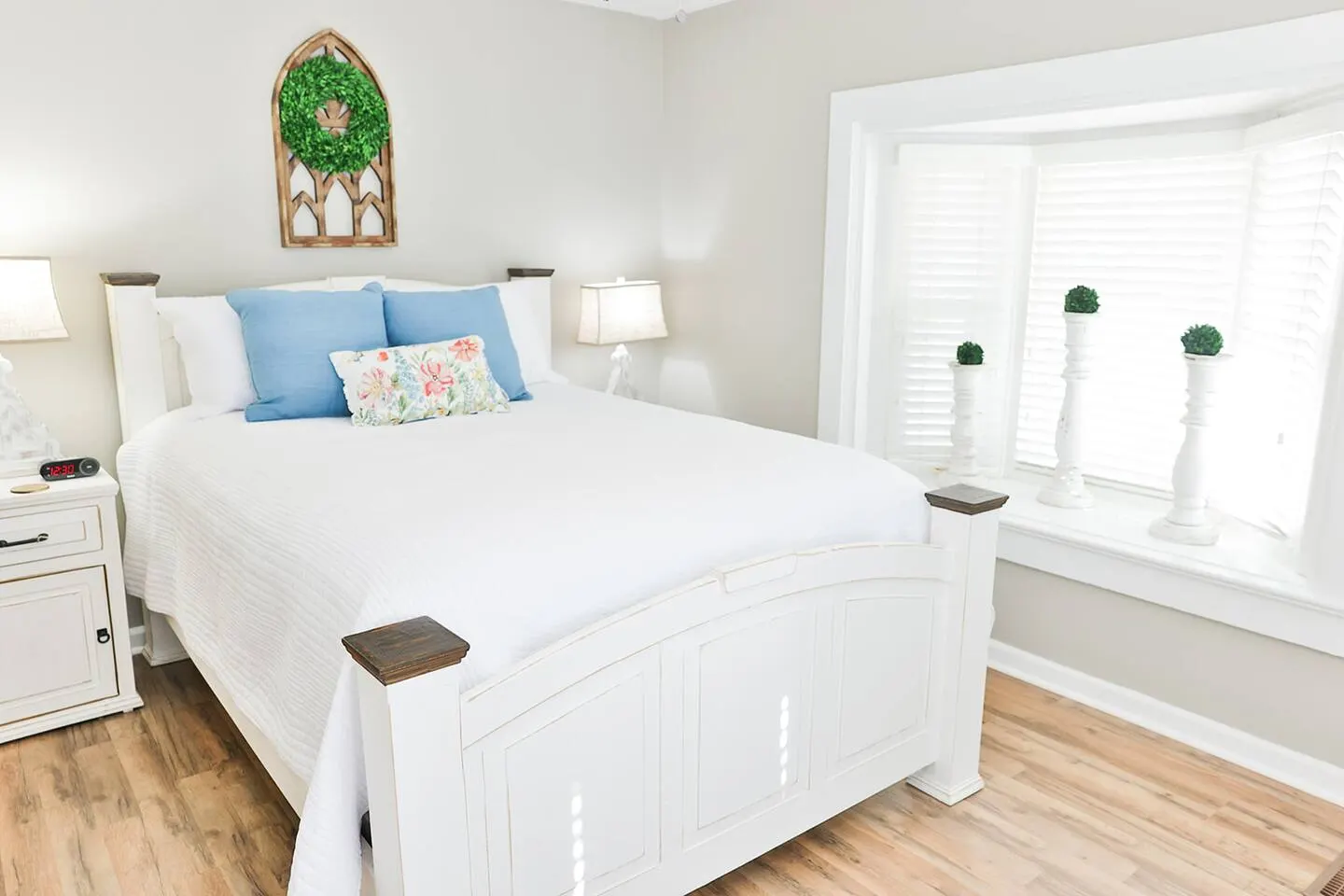 Historic Downtown Oxford rancher with King Bed — photo 3