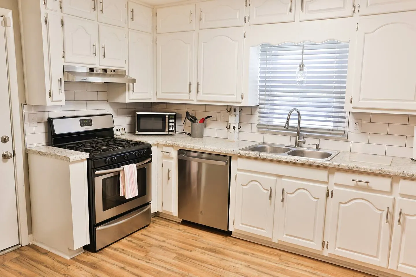 Historic Downtown Oxford rancher with King Bed 6