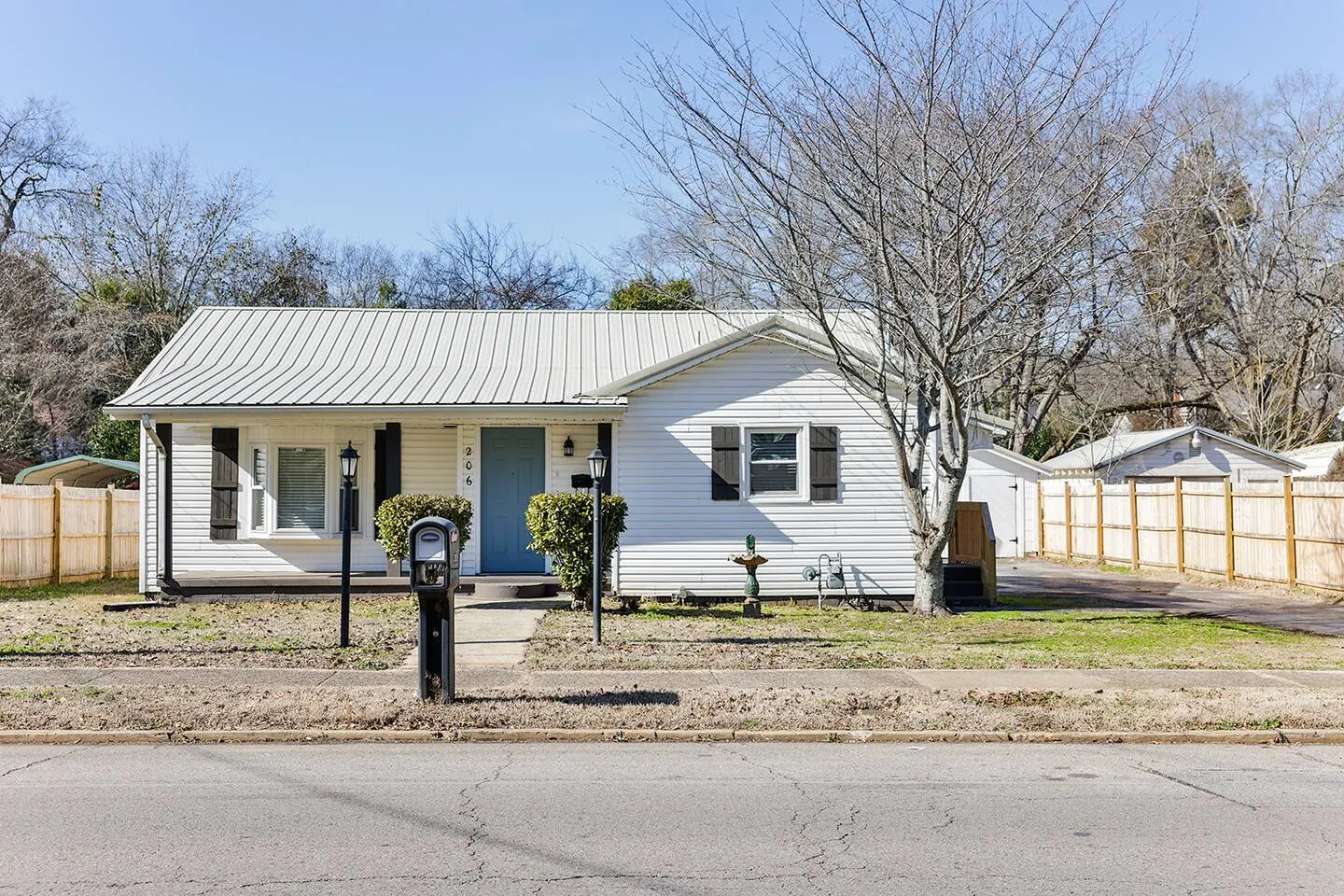 Historic Downtown Oxford rancher with King Bed 7