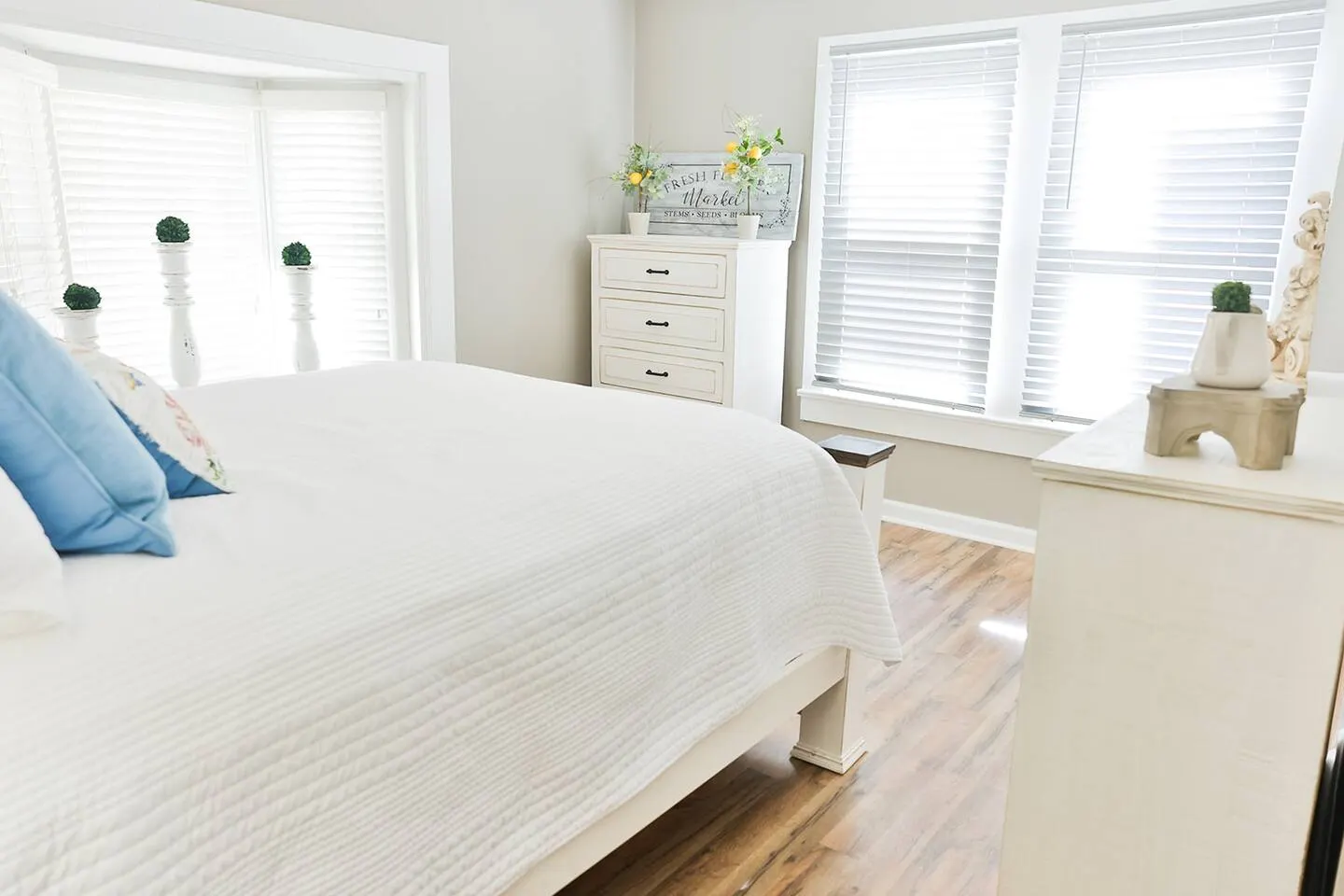 Historic Downtown Oxford rancher with King Bed 8