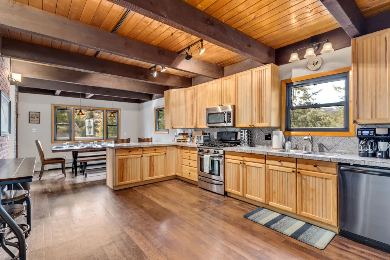 5BR Mountain Retreat Hot Tub Sleeps 12 5