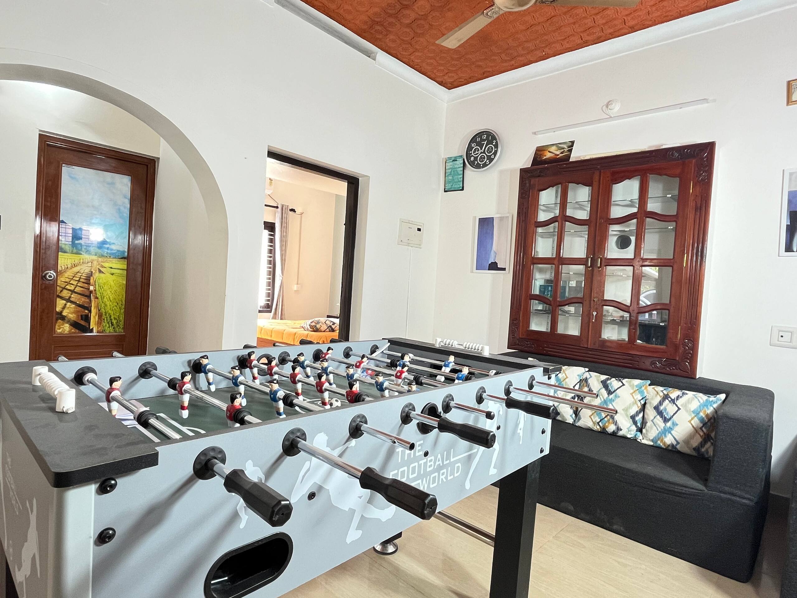 VAR- Coastal Haus 5 Min to Beach, AC 4BHK-Foosball 8