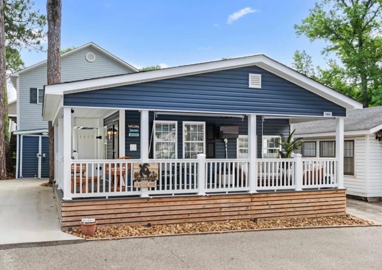 Cozy OL Retreat | Short Walk to Beach & Outdoor TV