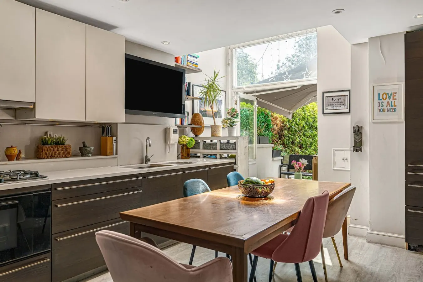 Luxury Holland Park 3-Bed with Private Balcony 14