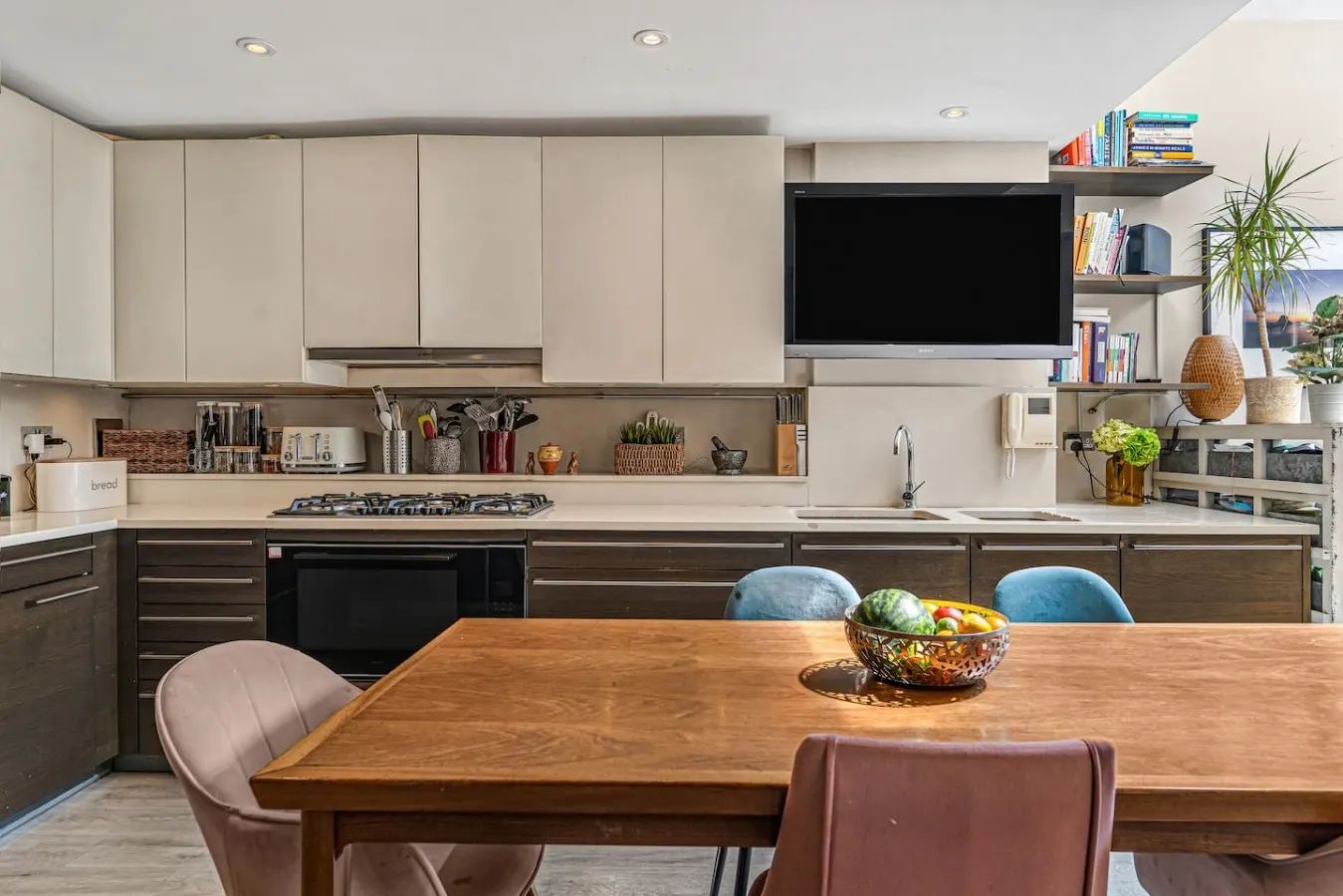 Luxury Holland Park 3-Bed with Private Balcony 16