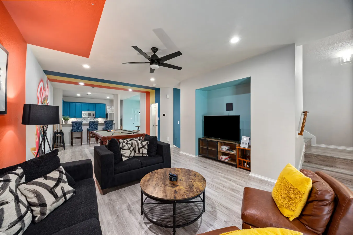 EaDo Houston 3BR Townhome | Pool Table, Walk to Stadiums, Sleeps 10