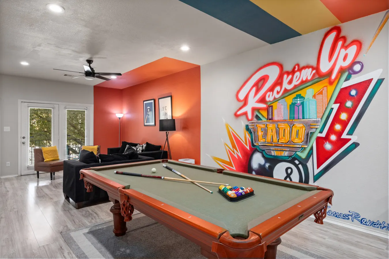 EaDo Houston 3BR Townhome | Pool Table, Walk to Stadiums, Sleeps 10 — foto 2