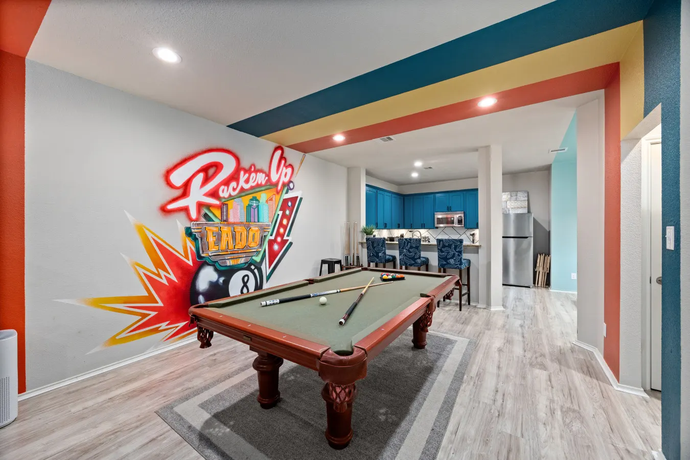 EaDo Houston 3BR Townhome Pool Table, Walk to Stadiums, Sleeps 10 11