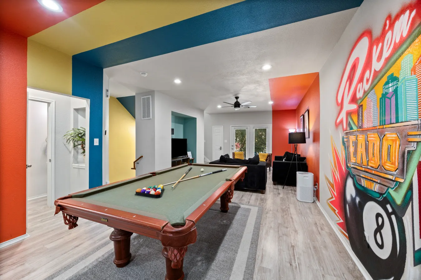 EaDo Houston 3BR Townhome Pool Table, Walk to Stadiums, Sleeps 10 13